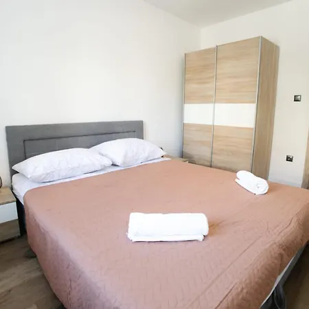 Rafael Apartment Murter