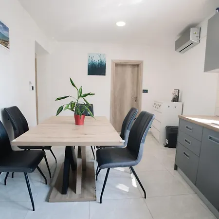 Rafael Apartment Murter